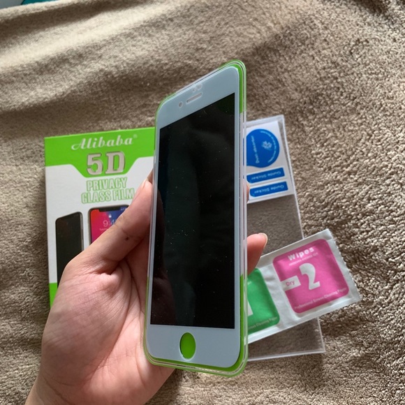 iPhone 7 privacy glass screen protector - Picture 3 of 5
